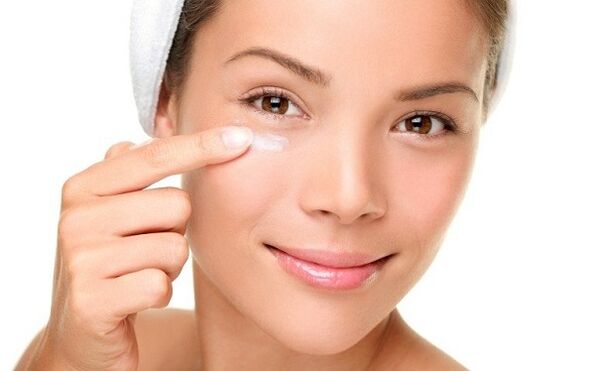 aplicar unha crema para rexuvenecer a pel arredor dos ollos