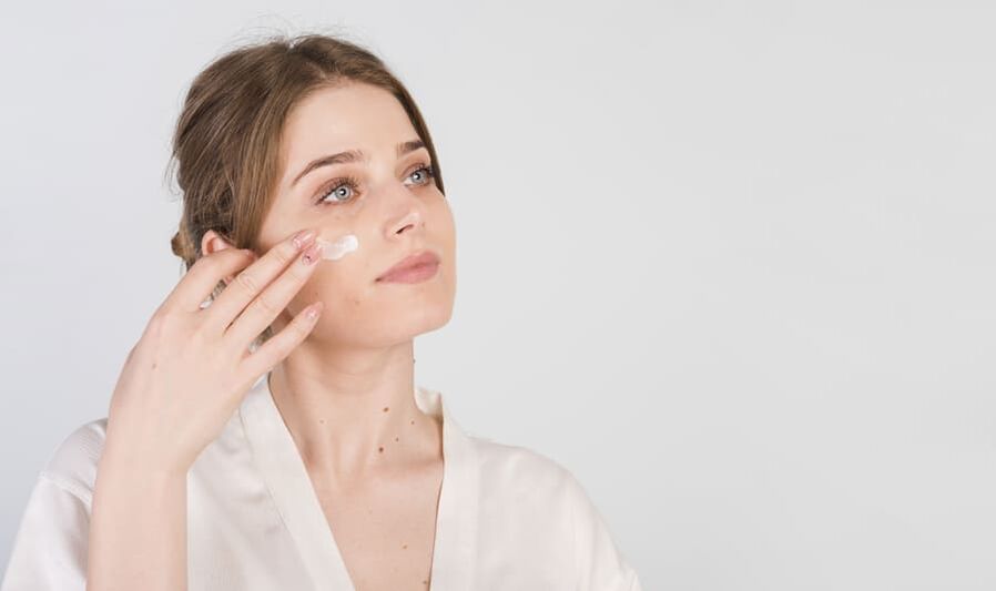 procedemento para aplicar crema na pel do rostro