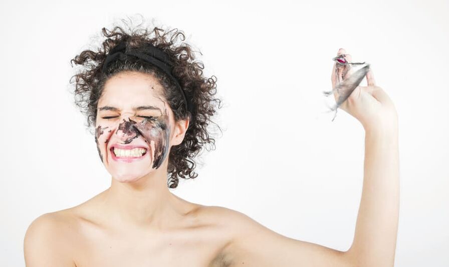unha muller realiza un tratamento de pel rexuvenecedor da pel