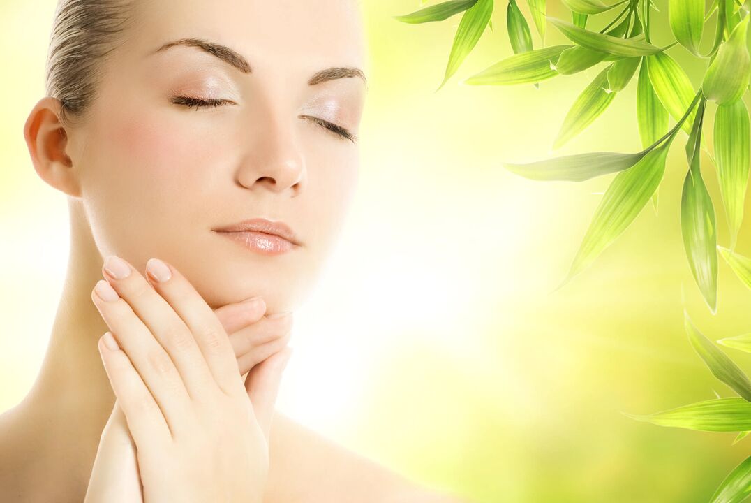 masaxe facial facial con aceite para o rexuvenecemento