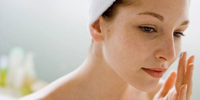 Uso regular de aceites esenciais para hidratar a pel do rostro